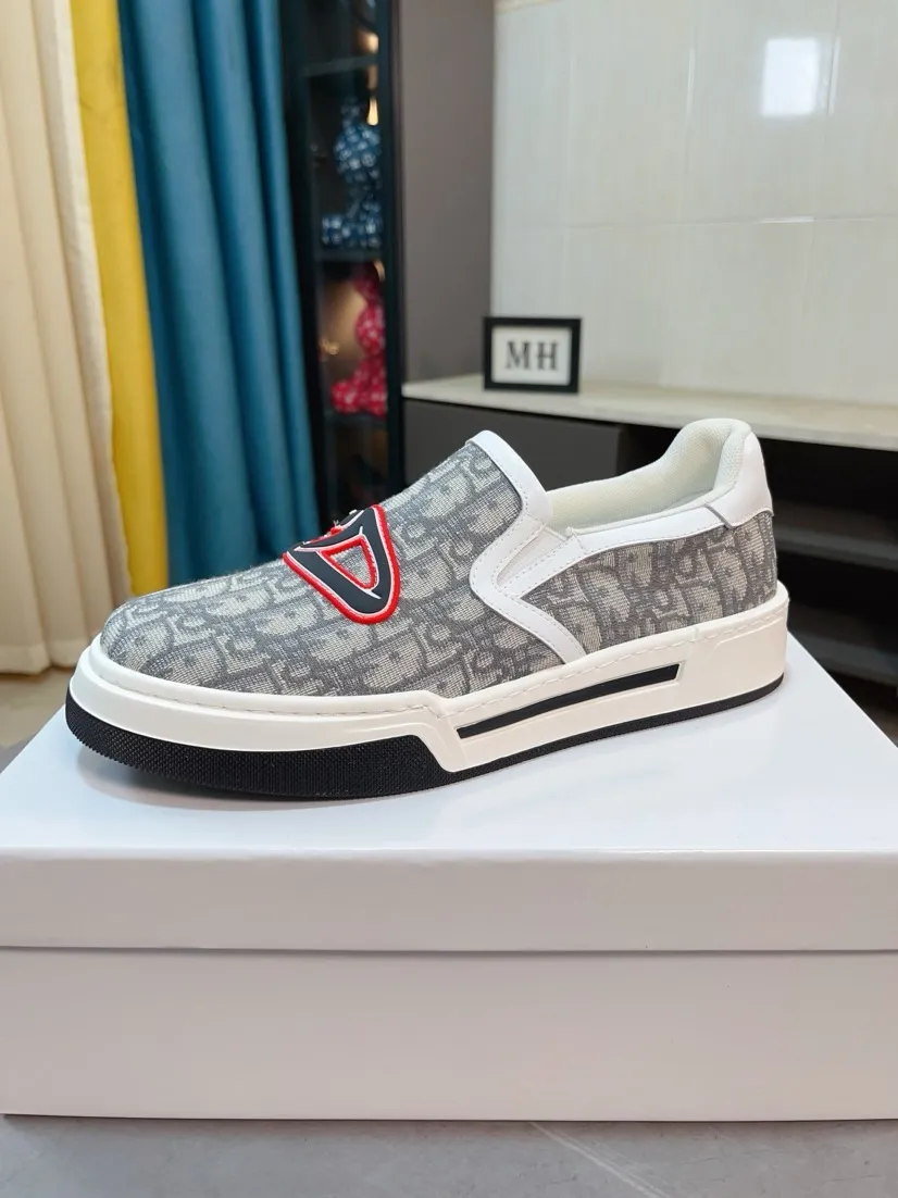 Men's men's shoes💰400🌸🌸[Dior] 25ss new product B01 moral training shoes. The toe dimension design of the couple's style is a bit wider. The upper foot comfort is perfect. The thread is beautiful. Perfectly suitable for pants styles. Decorated with various classic details. It is an ideal choice for daily styling. Can be matched with various casual items to create exquisite looks. Fabric: top layer cowhide/lining sheepskin TPU original outsole Code number: 38-44, 45 customized